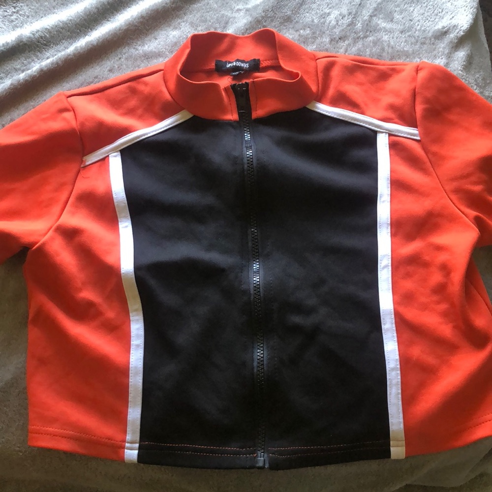 Fashionable top, fits like a medium